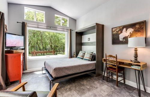 Weatherford Casa | Hidden Treasure Harvest House Forest Getaway 30 Min. West of Fort Worth