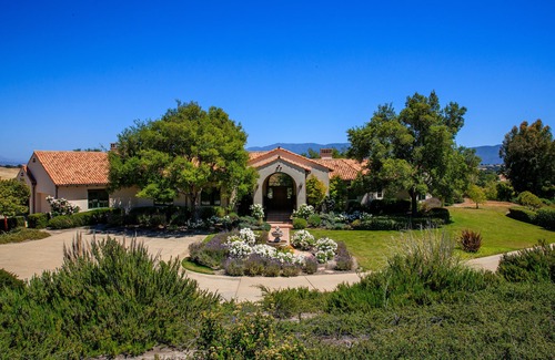Ballard Casa | Vistas ocultas Mission Style Cottage en 10 acres