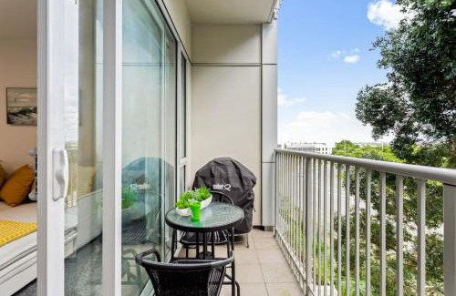 Takapuna Apartamento | Hideaway Apartment with pool and free parking