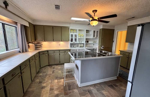 Farmerville Casa | Hideaway Cove - Lots of space, air hockey table, screened porch, Fishing Dock