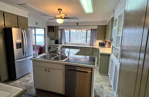 Farmerville Casa | Hideaway Cove - Lots of space, air hockey table, screened porch, Fishing Dock