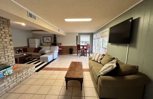Farmerville Casa | Hideaway Cove - Lots of space, air hockey table, screened porch, Fishing Dock