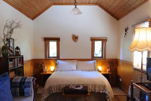 Penguin Casa | Hideaway Farmlet Romantic Cottage with Miniature Goats