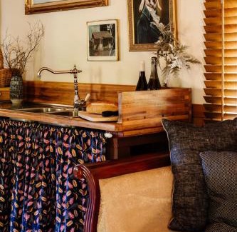 Penguin Casa | Hideaway Farmlet Romantic Cottage with Miniature Goats