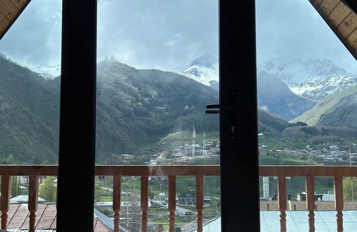 Stepantsminda Chalet De Esquí | Hideaway Kazbegi Grey Chalet