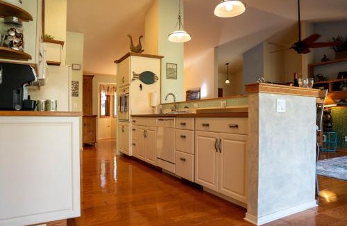 Kernville Casa | Hideaway Riverfront Cabin in Kernville with Universal EV Charger