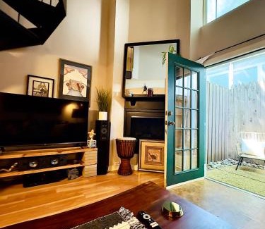 Turtle Creek Apartamento | HiFi Sound & Comfort - Uptown Dallas/2-story loft