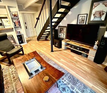 Turtle Creek Apartamento | HiFi Sound & Comfort - Uptown Dallas/2-story loft