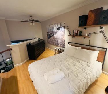 Turtle Creek Apartamento | HiFi Sound & Comfort - Uptown Dallas/2-story loft