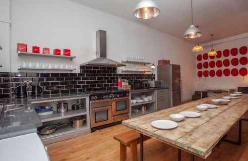 Butetown Casa | higgihaus #107 Sleeps up to 22 Hens Stags Rugby