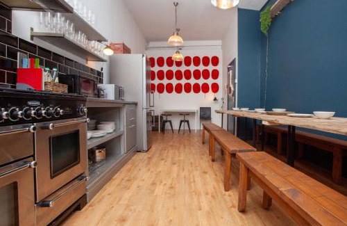Butetown Casa | higgihaus #107 Sleeps up to 22 Hens Stags Rugby