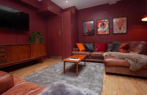 Butetown Casa | higgihaus #107 Sleeps up to 22 Hens Stags Rugby