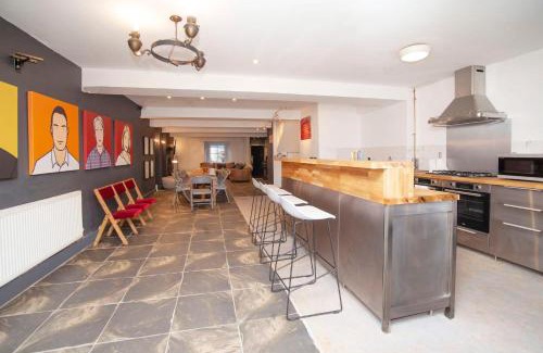 Butetown Casa | higgihaus #5 Sleeps 14-16 Hens Stags Big Groups