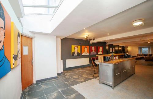 Butetown Casa | higgihaus #5 Sleeps 14-16 Hens Stags Big Groups