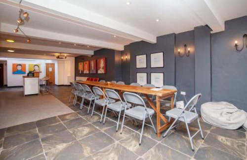 Butetown Casa | higgihaus #5 Sleeps 14-16 Hens Stags Big Groups