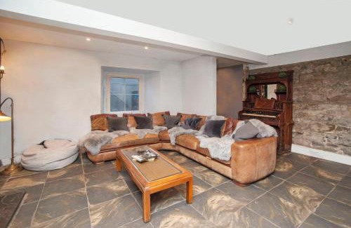 Butetown Casa | higgihaus #5 Sleeps 14-16 Hens Stags Big Groups