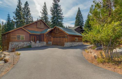 Truckee Casa | High Altitude at Tahoe Donner - Huge 4 BR with Private Hot Tub, Pool Table, Ping Pong, HOA Amenities