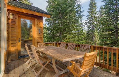 Truckee Casa | High Altitude at Tahoe Donner - Huge 4 BR with Private Hot Tub, Pool Table, Ping Pong, HOA Amenities