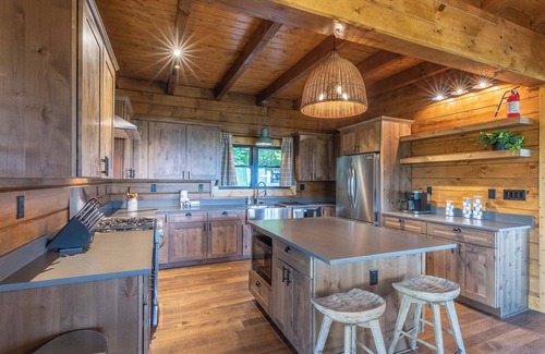 Almond Cabina | High Country Cabin - Mountain & Fontana Lake Views - Hot Tub