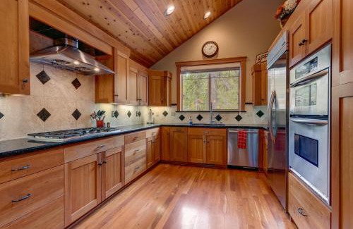 Truckee Casa | High Country Lodge - Hot Tub, Amenities Access, Shuffleboard and Horse Shoe Pit