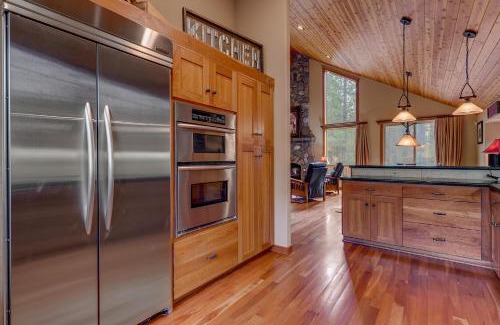 Truckee Casa | High Country Lodge - Hot Tub, Amenities Access, Shuffleboard and Horse Shoe Pit