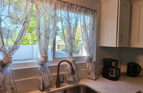 Victorville Casa | High Desert Dream 3bd/3bth, sleeps 8, fast Wi-Fi, smart TVs in all bedrooms