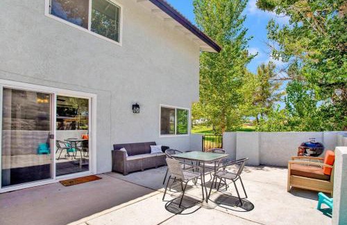 Victorville Casa | High Desert Dream on the Fairway WiFi Smart TVs