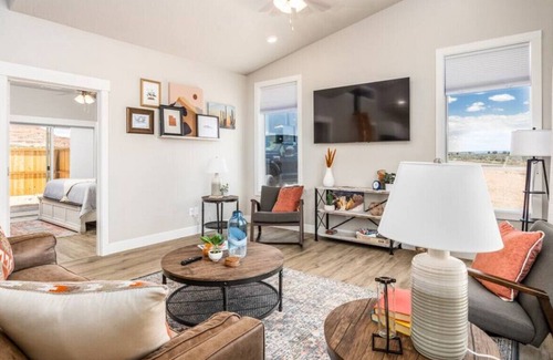 Kanab Casa | High Desert lux w/pool, pickleball, playground & fire pit