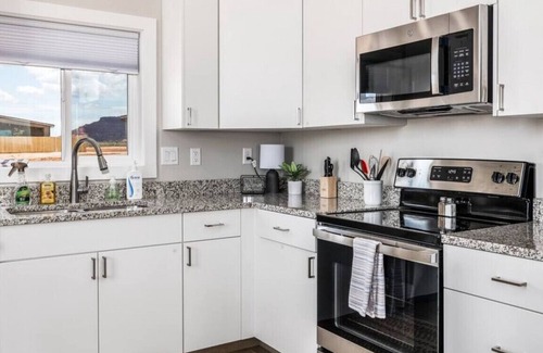 Kanab Casa | High Desert lux w/pool, pickleball, playground & fire pit