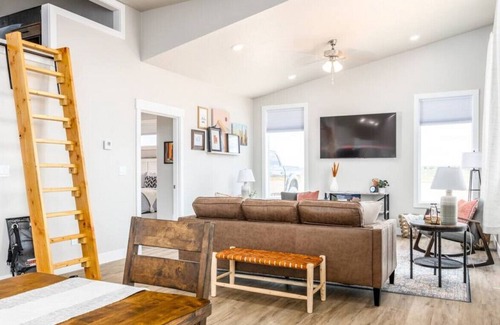 Kanab Casa | High Desert lux w/pool, pickleball, playground & fire pit
