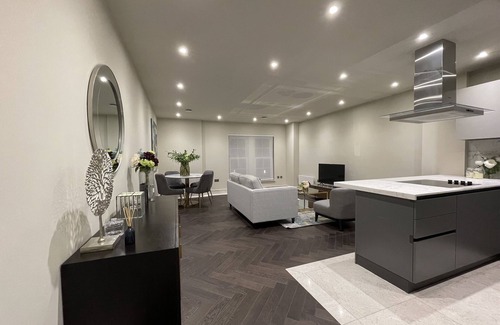 Chigwell Apartamento | High End 1 BR Apt, 2 Beds Desirable Chigwell