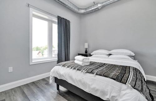 Sunnyside Casa | High-end condo downtown Kingston near RMC Queens