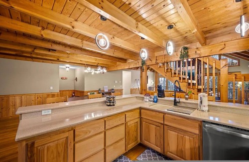 Wears Valley Apartamento | High-end Luxury Cabin, Sauna, Hot Tub, Gameroom