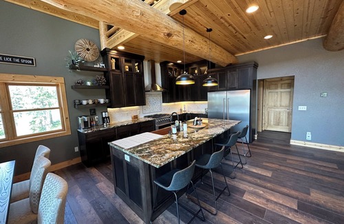 Lead Casa | High End Luxury with Rustic Woodsy Charm 4-bedroom cabin next to Terry Peak Lead