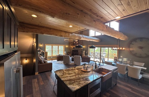 Lead Casa | High End Luxury with Rustic Woodsy Charm 4-bedroom cabin next to Terry Peak Lead
