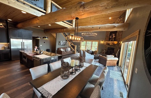 Lead Casa | High End Luxury with Rustic Woodsy Charm 4-bedroom cabin next to Terry Peak Lead