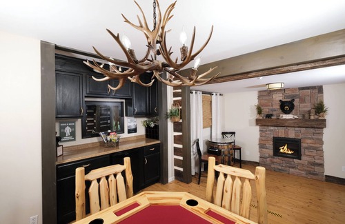 Sevierville Chalet De Esquí | High end, pet friendly 2br w/ game room and fenced-in yard!