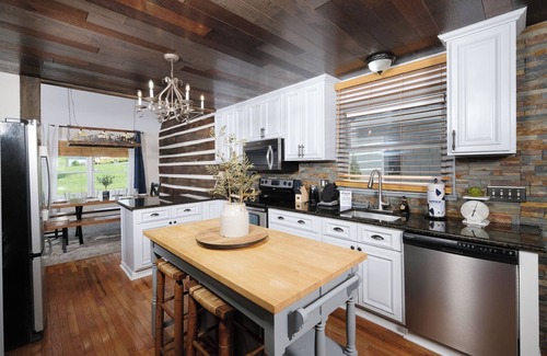 Sevierville Chalet De Esquí | High end, pet friendly 2br w/ game room and fenced-in yard!