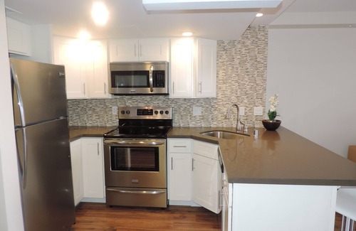 Waikiki Condominio | Renovaciones de alta gama !! Preciosa suite con vista al mar y de lujo frente al mar.