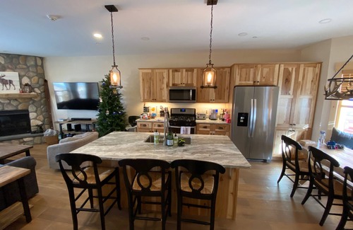 Carrabassett Valley Casa | High-end Ski/Golf retreat hot tub, fireplace, 4 bd rm, game rm.