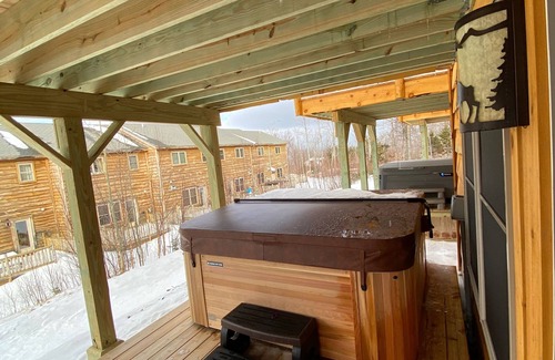 Carrabassett Valley Casa | High-end Ski/Golf retreat hot tub, fireplace, 4 bd rm, game rm.