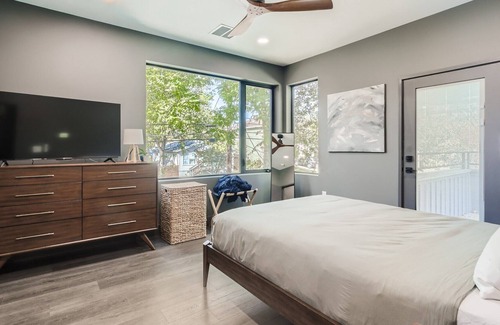 Chestnut Casa | High End Smart Home w/ Pool | Close to UT & Downtown | Daily Cleaning Available