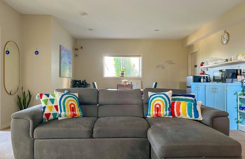 Cochrane Casa | High-End Suite with Mountain Scenery & Spa Hot Tub