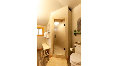 Red River Casa | High Expectations - In Town - New Property! - Fireplace - Adjustable Bed - Fenced Yard