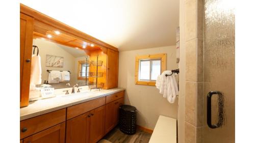 Red River Casa | High Expectations - In Town - New Property! - Fireplace - Adjustable Bed - Fenced Yard