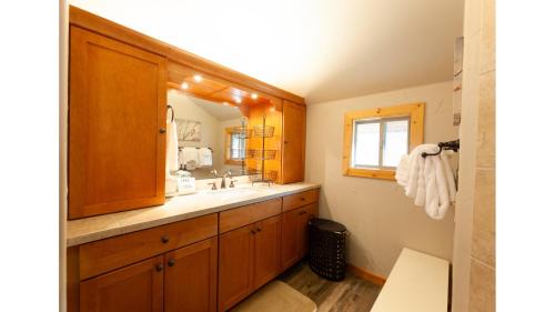 Red River Casa | High Expectations - In Town - New Property! - Fireplace - Adjustable Bed - Fenced Yard
