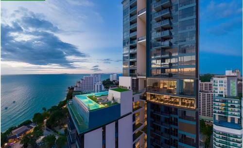 Pratumnak Hill Apartamento | High Floor Beachfront 1 BR Condo with Scenic View