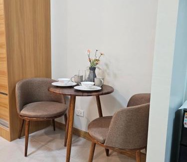 Bago Bantay Apartamento | High-Floor Studio with City Views- Skystay 3803 by D