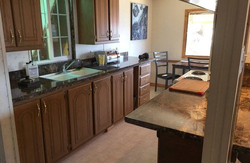 Wofford Heights Cabina | High on a mountainside with a hot tub on a deck.