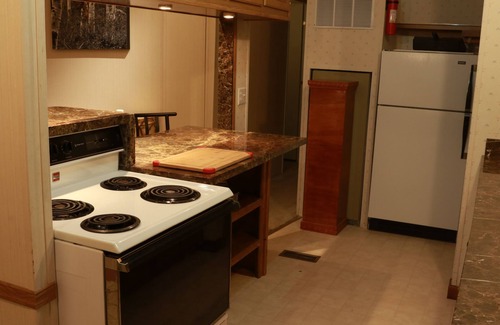 Wofford Heights Cabina | High on a mountainside with a hot tub on a deck.